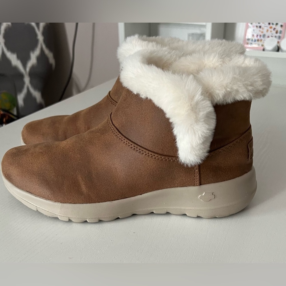 Skechers On-The-Go Joy Bundle Up boots size 7
